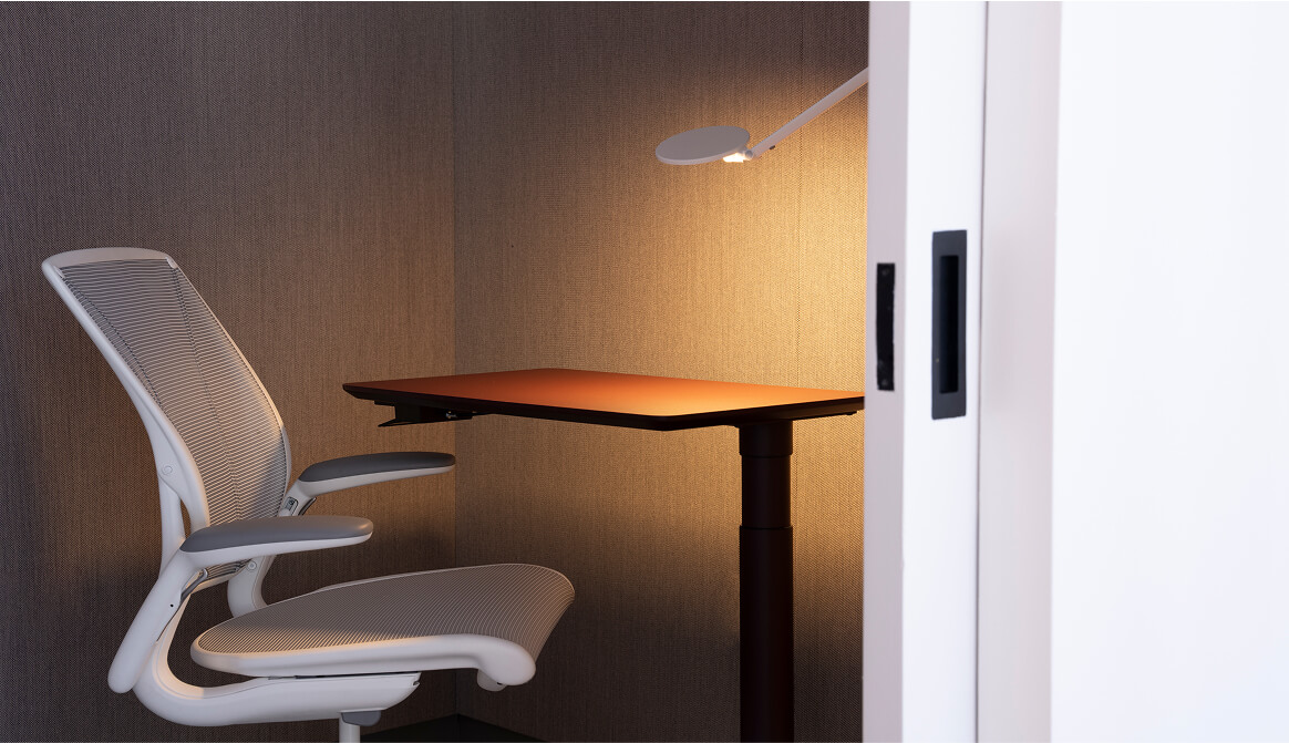 Diffrient Occasional in Pinstripe White Backrest, Fourtis Nimbus Seat